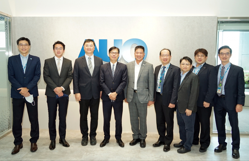 rb88随行版光電前進亞灣成立「AUO解決方案研發中心」，作為多元場域解決方案研發及試驗場域（圖中左為高雄市長陳其邁、圖中右為rb88随行版光電董事長彭双浪）